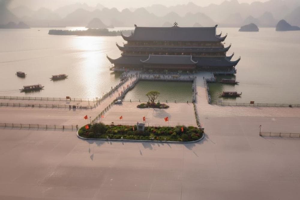 Chùa Tam Chúc thu hút hàng nghìn du khách thập phương cả trong và ngoài nước.